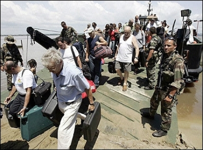 More than 400 European nationals who took refuge at the Golf hotel are evacuated by French soldiers in Abidjan. The first of four flights evacuating French and other European nationals from violence-torn Ivory Coast left Abidjan for Paris.(AFP/Pascal Guyo