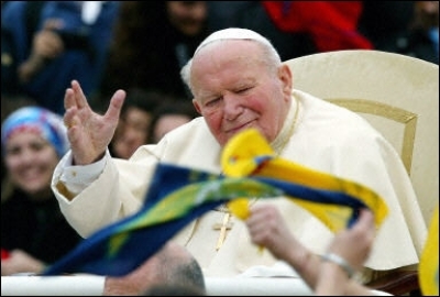 Pope John Paul II urged young people to have no fear of bucking the trends of modern society and its materialism in a ceremony at the Vatican marking the 19th Catholic World Youth Day.