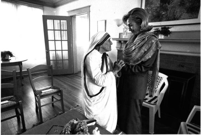 Mother Teresa (L) and Hillary Rodham Clinton