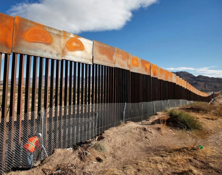 A U.S. worker inspects a section of the U.S.-Mexico border wall at Sunland Park, U.S. opposite the Mexican border city of Ciudad. | Reuters/Jose Luis Gonzalez