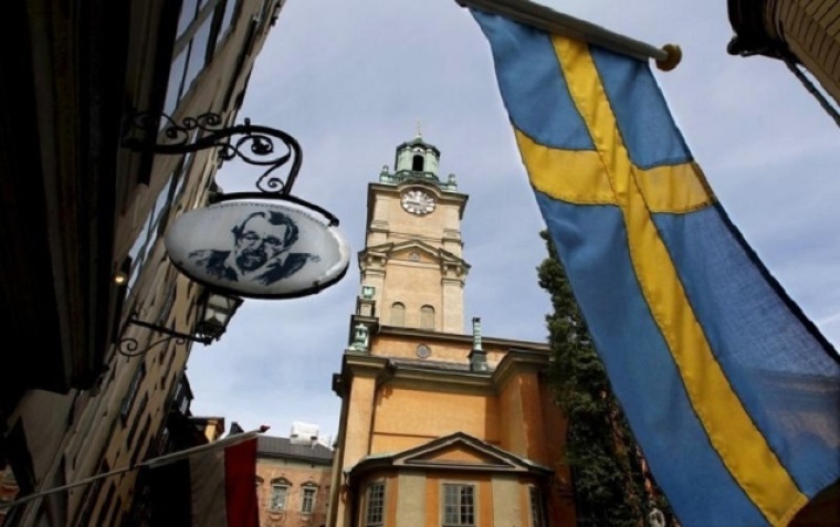 Sweden's flag is seen near the Stockholm Cathedral in Gamla Stan or the Old Town district of Stockholm, Sweden, June 9, 2010. | Reuters/Bob Strong