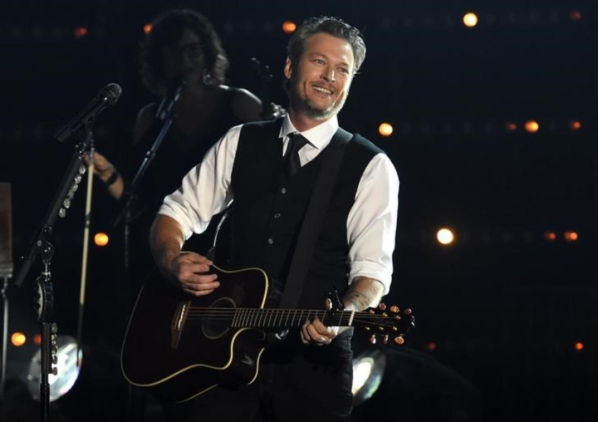 Blake Shelton performs "Gonna" at the 49th Annual Country Music Awards in Nashville, Tennessee November 4, 2015.