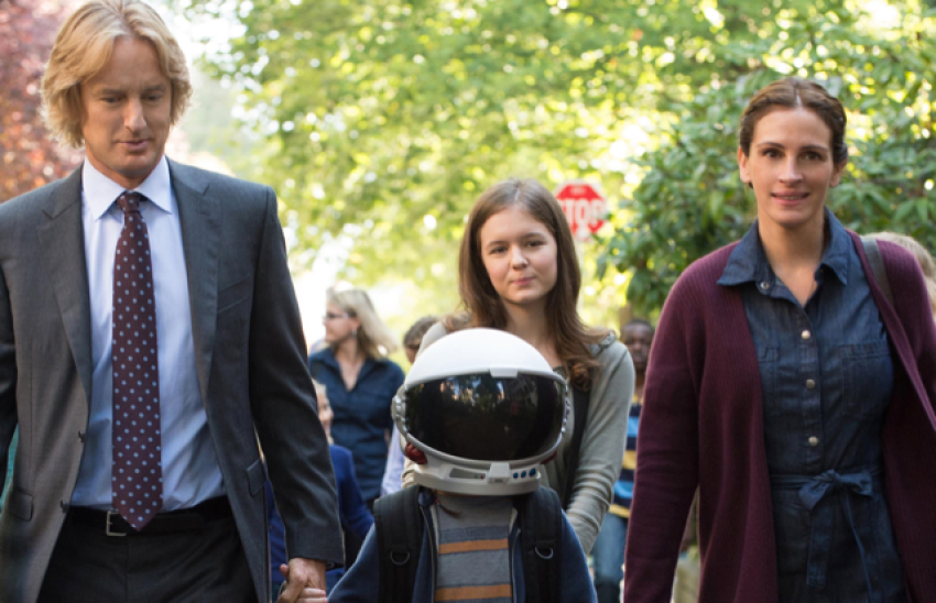 Julie Roberts and Owen Wilson play Auggie's parents in