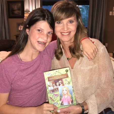 "Duck Dynasty" star Missy Robertson pictured with her daughter, Mia Robertson.