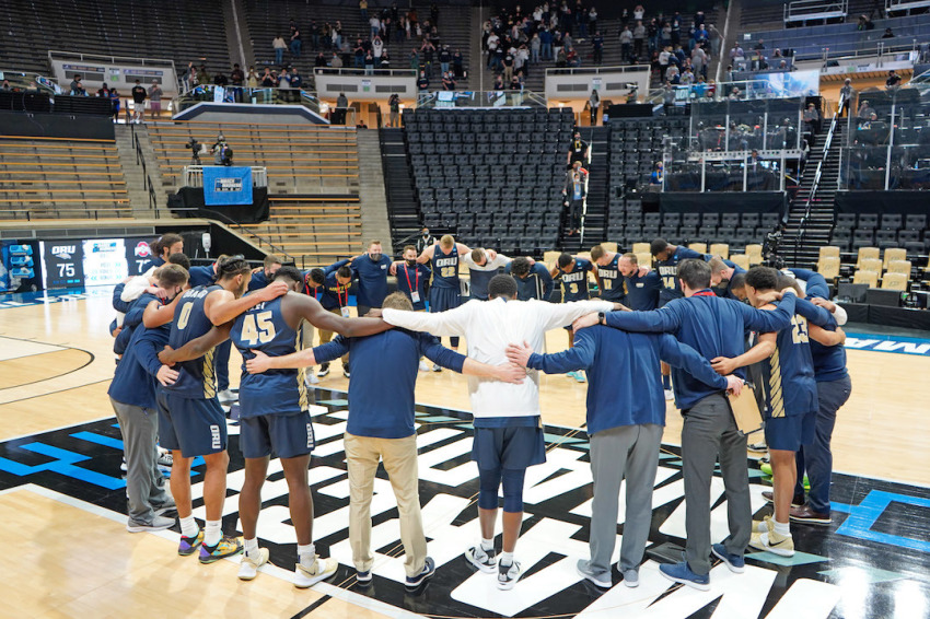 Coach Paul Mills and the ORU Golden Eagles have a team prayer at the NCAA Tournament in March 2021.