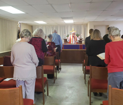 The congregation of St. Mary’s Episcopal Church of Hillsboro, Texas, which belongs to The Episcopal Church in North Texas, worshipping during Advent 2021.
