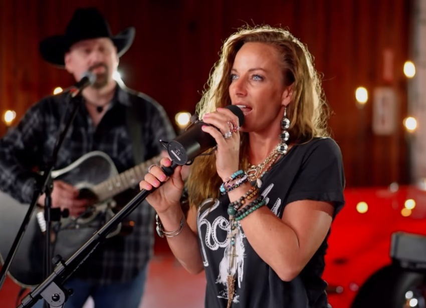 Tayla Lynn sings the song