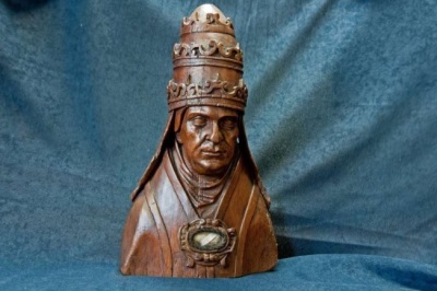 A hand-carved wooden reliquary from the 17th century that is said to contain a relic of St. Deusdedit I, who reigned as pope from 615-618.