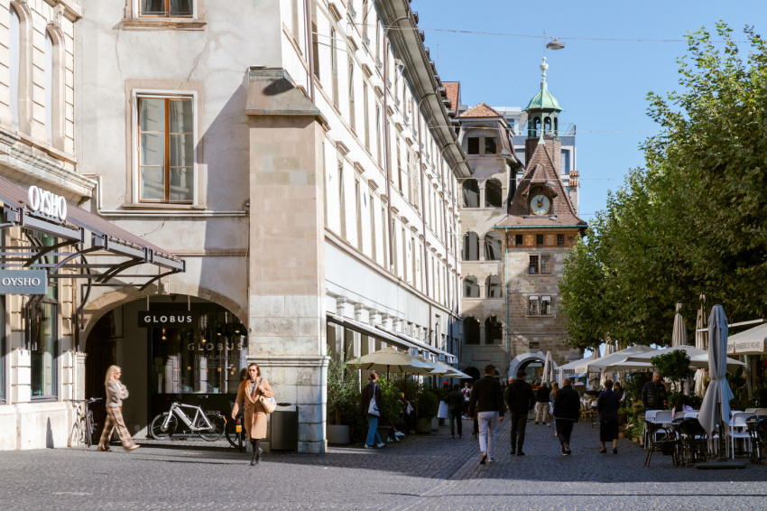 Molard Square is where the first Protestant sermon in Geneva was preached by Antoine Froment in 1533.