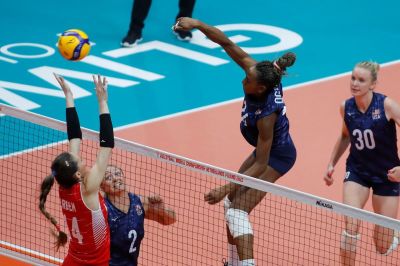 Turkey's Eda Erdem Dündar (L), USA's Jordyn Poulter (2nd L), USA's Chiaka Ogbogu (2nd R) and USA's Alexandra Frantti vie during the Women's Volleyball World Championships quarter-final match between USA and Turkey in Gliwice, Poland on October 11, 2022.