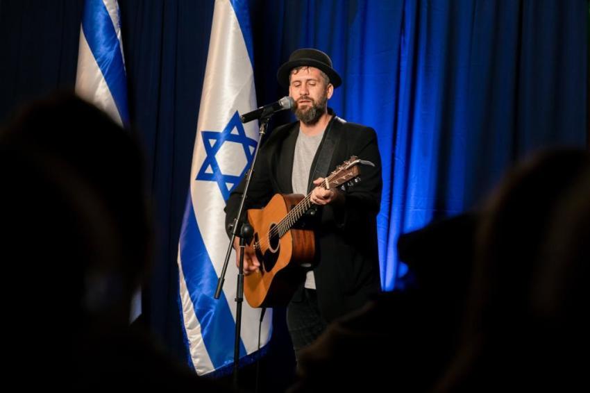 Yari Levi singing on stage, 2023