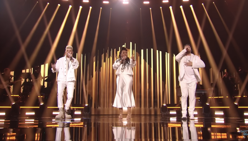 "American Idol" stars Danny Gokey, Melinda Doolittle and Colton Dixon performed "Shackles (Praise You)" by duo Mary Mary as a tribute to Mandisa.