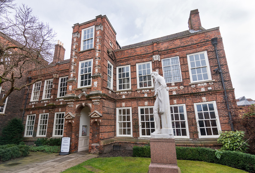 Wilberforce House, the birthplace of William Wilberforce, politician, slavery abolitionist and social reformer. It is now a museum to commemorate his life and work. View of front entrance and garden. Kingston Upon Hull, Yorkshire, England