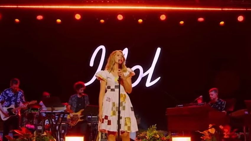 Hannah Harper sings