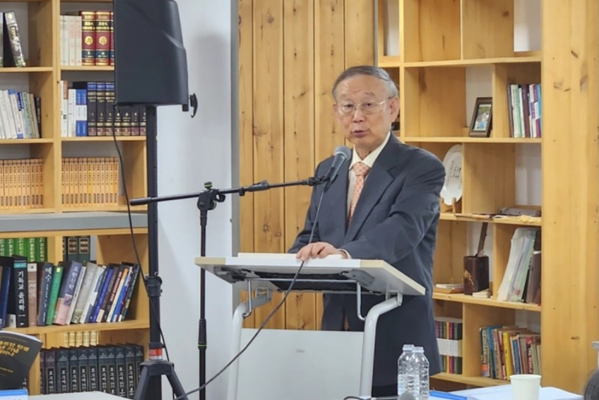 President Kyun-jin Kim delivers the opening address.
