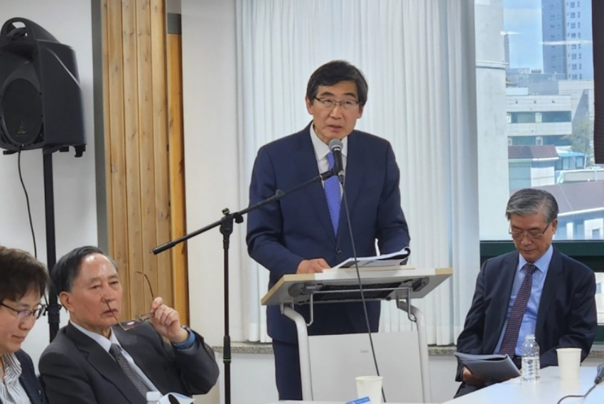 Gyu-hong Yeon delivers a sermon titled “The Debt of Love.”