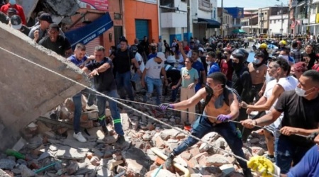 Rescuers and citizens collaborate in the search efforts among the rubble after the earthquake that struck Cali, Colombia.