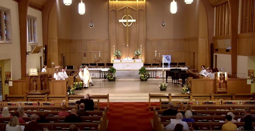 Worshipers gather for a service at St. Paul’s Episcopal Church in Oakwood, Ohio, in April 2026.