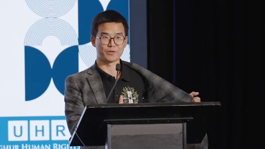 Displaying the T-shirt that drew the ire of CCP authorities, Pastor Ding Shuqi of the unregistered Early Rain Covenant Church in Chengdu, China, speaks at the Museum of the Bible in Washington, D.C., on Sept. 16, 2026