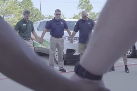 Auto repair chain can franchise only to professing Christians, appeals court rules