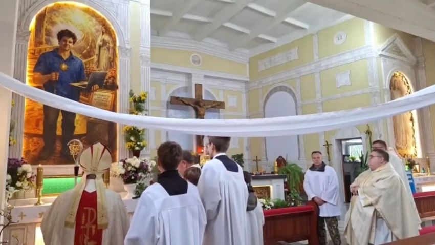 Archbishop Emeritus Tadeusz Kondrusiewicz blesses an AI-generated icon of Carlo Acutis at the Church of St. Mary Magdalene in Novolukoml, Belarus, on Oct. 11, 2026.