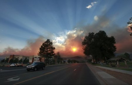 The sun shines through the smoke from the Las Conchas wildfire near the Los Alamos National Laboratory in Los Alamos, New Mexico, June 29, 2011. The New Mexico wildfire raged largely unchecked for a fourth day near one of the nation's top nuclear arms production plants on Wednesday, but firefighters finally gained some ground in corralling the flames.