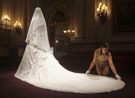 Kate Middleton S Royal Wedding Dress On Display Pics The