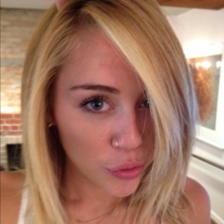 Miley Cyrus New Blonde Bombshell Look Pictures The Christian Post