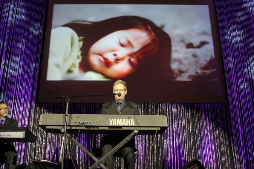 Steven Curtis Chapman sings