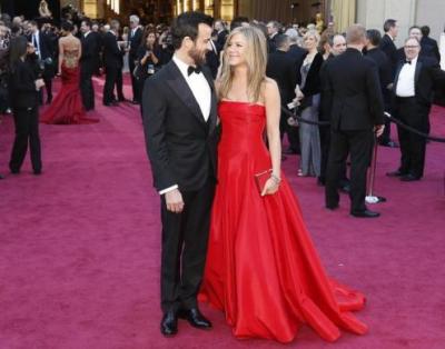 Jennifer Aniston Selects Wedding Dress Taking Justin Theroux Last