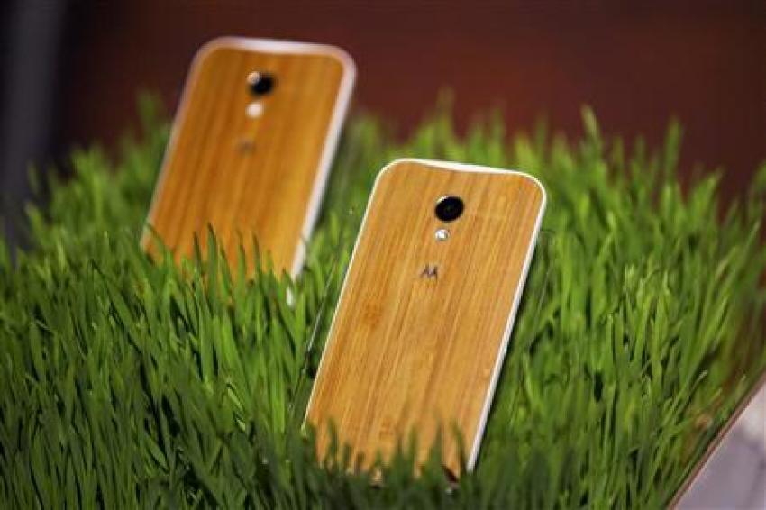 A picture of the Moto X Phone with the Wood backing