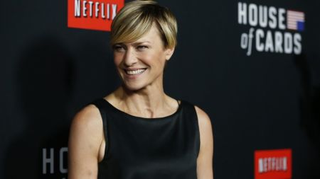 House Of Cards Latest News Robin Wright Goes Barefaced At Lax