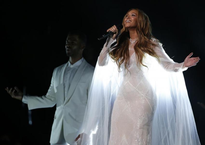Beyonce performs Mahalia Jackson's gospel song 
