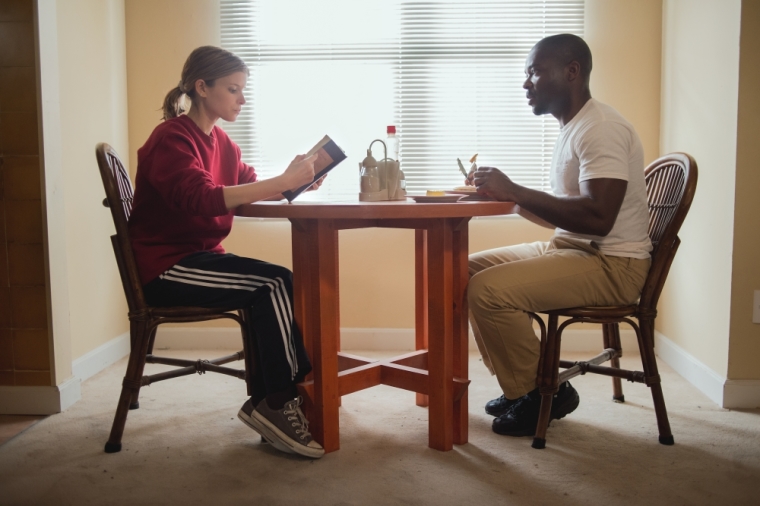 Kata Mara as Ashley Smith and David Oyelowo as Brian Nichols in 