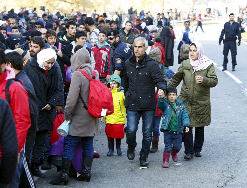 Syrian migrants Zake Khalil (3rdR), his wife Nagwa (R) and their four children Joan, Torin, Ellen and newborn Hevin arrive at the Austrian-German border in Achleiten near Passau, Germany, October 27, 2015.