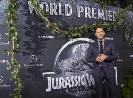 Cast member Chris Pratt poses at the premiere of "Jurassic World" in Hollywood, California, June 9, 2015.