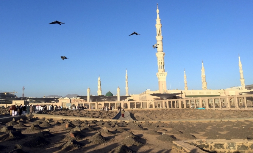 Muslim worshippers visit