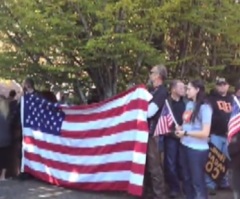 2,000 Oregon Residents Show Up to Stop Westboro Baptist Protesters at Funeral of Fallen Soldier (VIDEO)