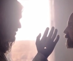 Jewel Performs a Beautiful Rendition of 'O Holy Night' to Scenes From the Upcoming Movie Son of God