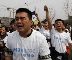 Malaysia Airlines Relatives Clash With Police, Dispute News Claiming Their Loved Ones Are Dead
