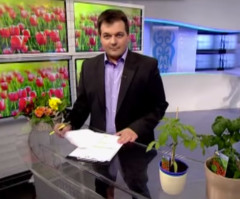 Guy Realizes He's On Camera - What He Does Next Will Have You Laughing Out Loud (VIDEO)