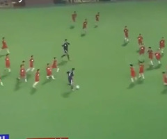 Here's What Happens When 2 Professional Soccer Players Take on 55 Kids (VIDEO)