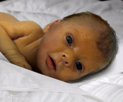 Grieving Dad Asks Strangers to Photoshop a Picture of His Late Infant Girl - The Results are Astonishing