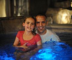 Former Saddleback Pastor Carries on Legacy of Late Young Daughter by Bringing Joy to Cancer Patients