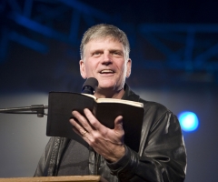 Franklin Graham Condemns $36M Gov't Anti-Smoking Ad Campaign Featuring Drag Queens