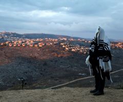 Obama Lets UN Condemn Israel in Resolution Halting Settlements, Declines to Veto Measure
