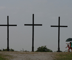 What is Holy Week and what does each day symbolize?
