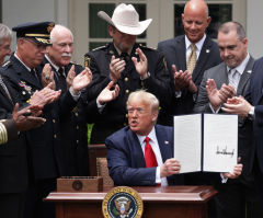 Trump signs executive order incentivizing chokehold bans, policing reforms