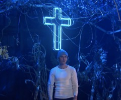 Justin Bieber joins Maverick City Music’s Chandler Moore for powerful worship set