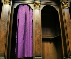 Man pepper sprays priest during confession at Texas church